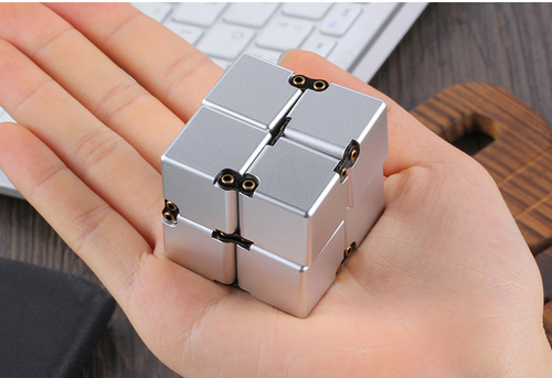 A fun zinc alloy Rubik’s Cube, a portable infinite Rubik’s Cube, a gift for men