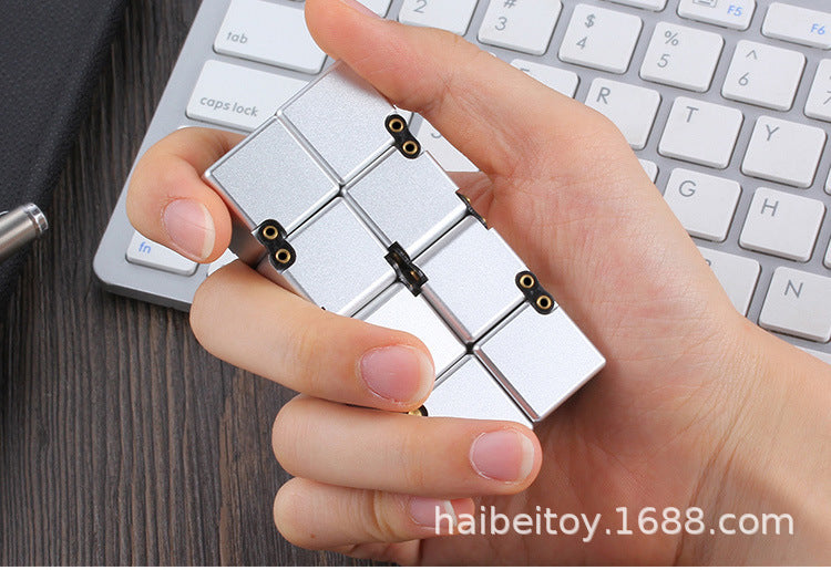 A fun zinc alloy Rubik’s Cube, a portable infinite Rubik’s Cube, a gift for men